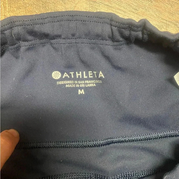 Athleta Capri Active Workout Leggings W/ Pockets And Mesh Detailing Size Medium - Picture 2 of 4